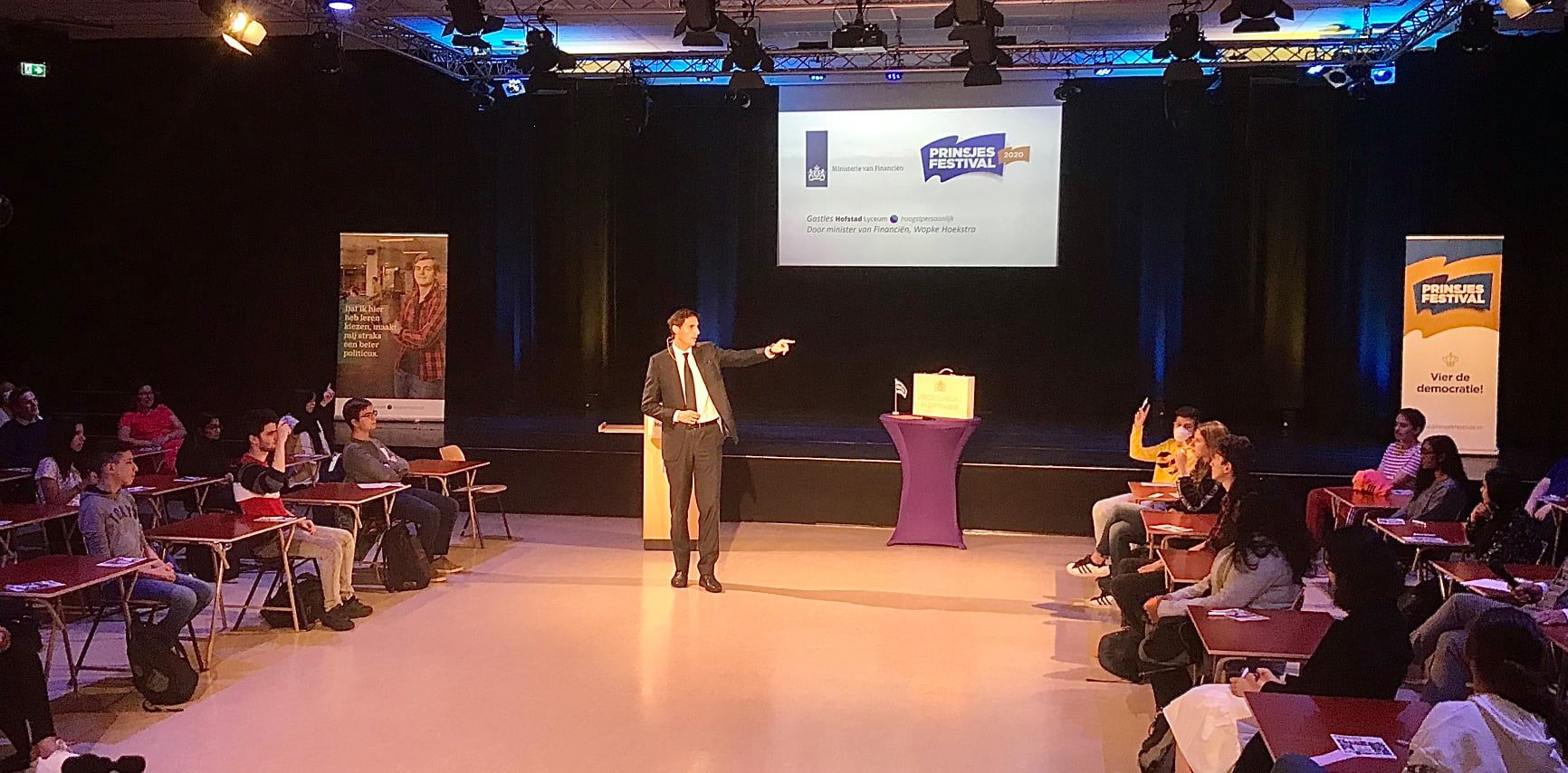 Minister Wopke Hoekstra geeft les op Hofstad Lyceum - TV Loosduinen